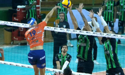 Jogador do Monte Carmelo ataca contra o bloqueio do MOC América