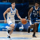 Jogador do Minas conduz a bola em partida contra o Mogi no NBB