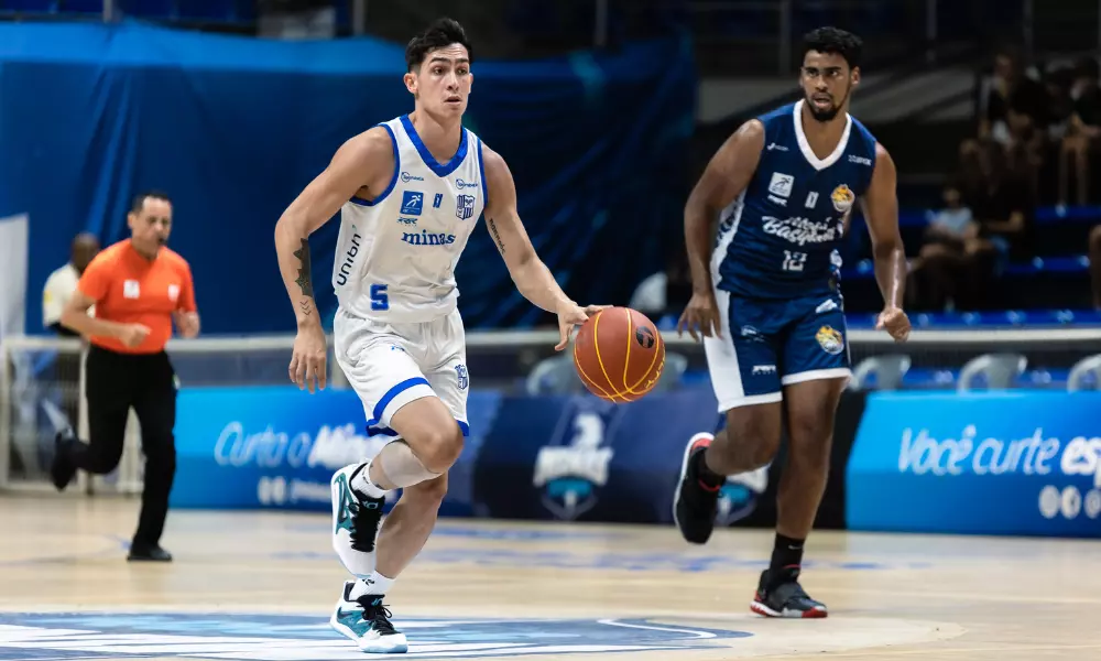 Jogador do Minas conduz a bola em partida contra o Mogi no NBB