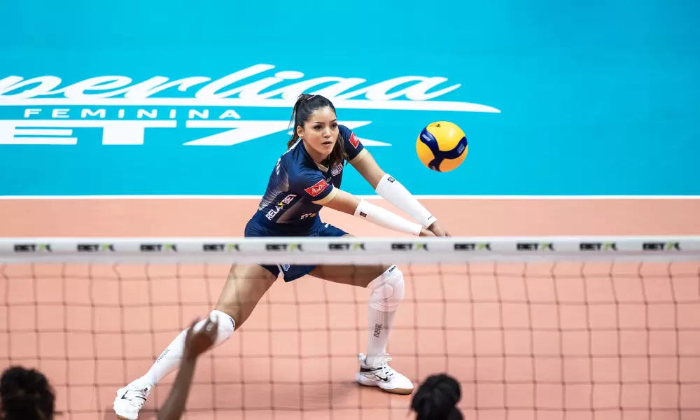 Nyeme, do Minas, faz um passe de manchete em jogo contra o Sesi Bauru no Sul-Americano