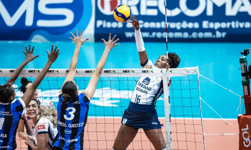 Yonkaira Peña, do Minas, ataca contra o bloqueio do Pinheiros em jogo da Superliga Feminina