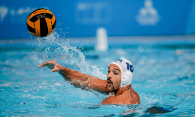 Jogador do Brasil enfrentando a Grécia no polo aquático masculino do Mundial de Esportes Aquáticos em Doha