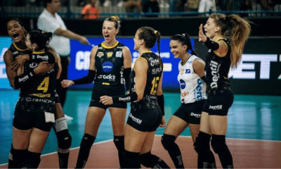 Jogadoras do Praia Clube comemoram vitória sobre o Pinheiros na Superliga Feminina. Bluvôlei também ganhou nesta quinta