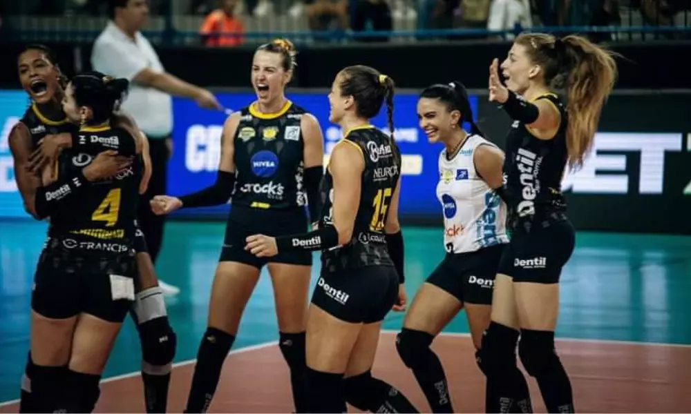 Jogadoras do Praia Clube comemoram vitória sobre o Pinheiros na Superliga Feminina. Bluvôlei também ganhou nesta quinta