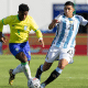 Endrick, do Brasil, disputa bola com jogador da Argentina em partida do Pré-Olímpico de futebol masculino