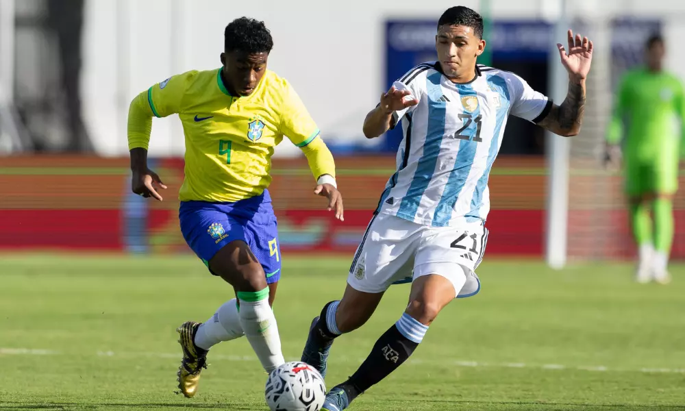Endrick, do Brasil, disputa bola com jogador da Argentina em partida do Pré-Olímpico de futebol masculino