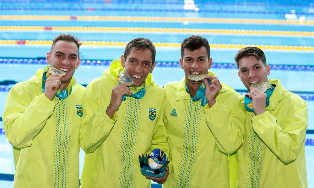 Atletas do revezamento 4x200m livre masculino seguram medalha obtida nos Jogos Pan-Americanos; Eles garantiram vaga para Paris-2024 na natação