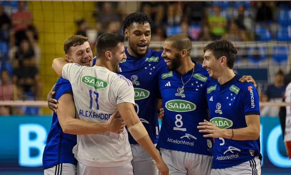Jogadores do Sada Cruzeiro comemoram ponto em jogo do Sul-Americano de Clubes contra o Ciudad Vóley