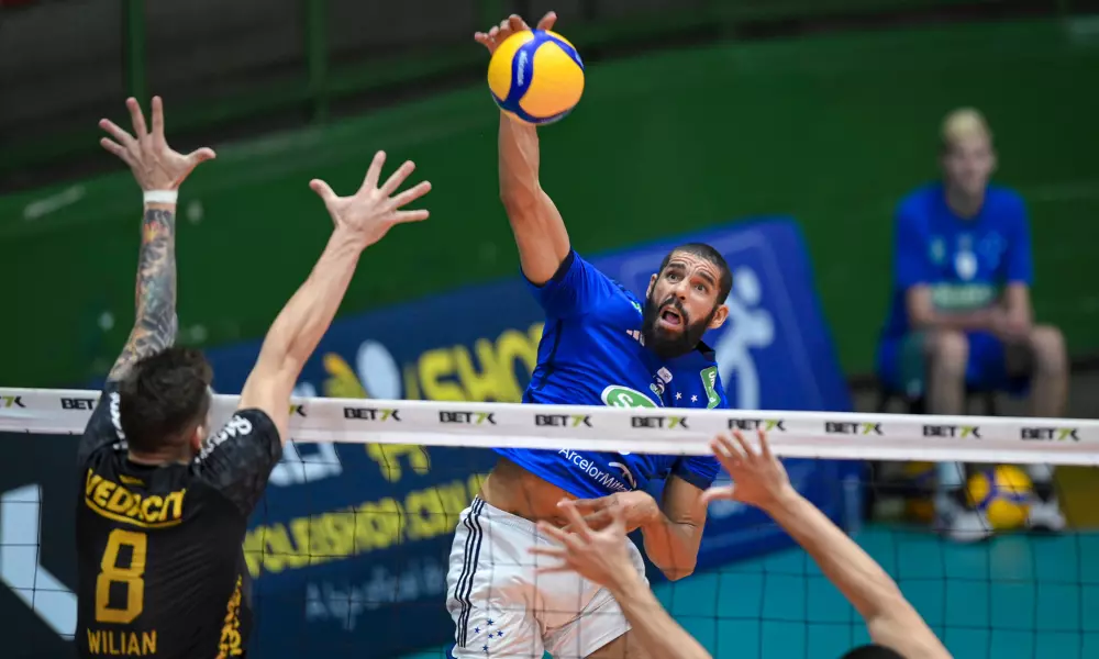 Wallace, do Sada Cruzeiro, ataca contra o bloqueio do Guarulhos em jogo da Superliga Masculina de vôlei