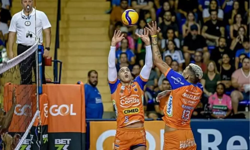 Brasília levanta bola para atacante do Farma Conde São José no jogo contra Araguari na Superliga Masculina