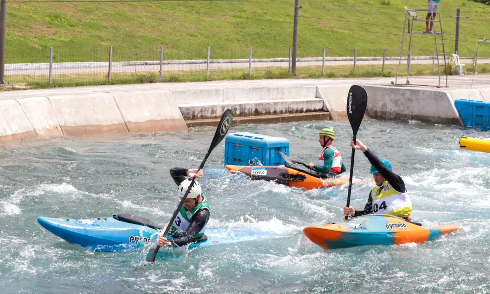 Atletas competindo no caiaque cross na Seletiva Nacional de canoagem slalom