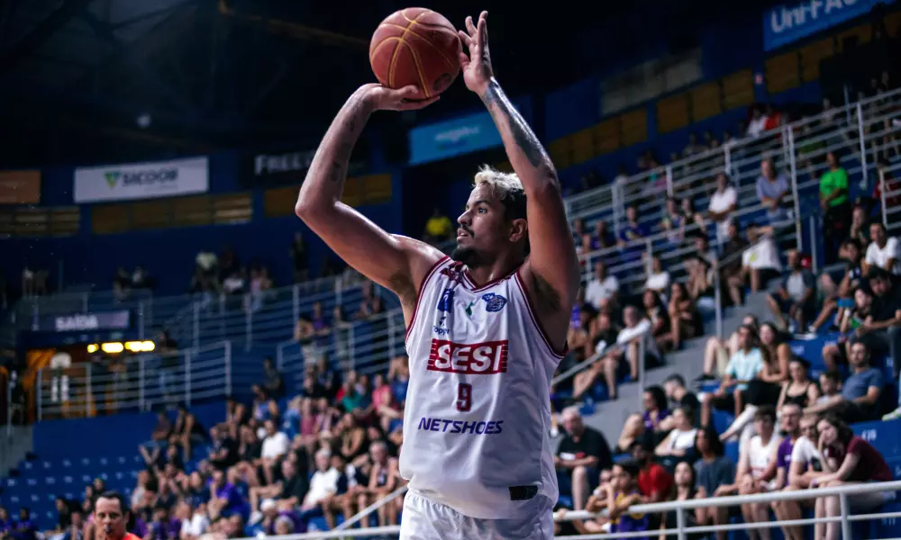 Lucas Dias faz arremesso em jogo do Sesi Franca contra o Pinheiros no NBB