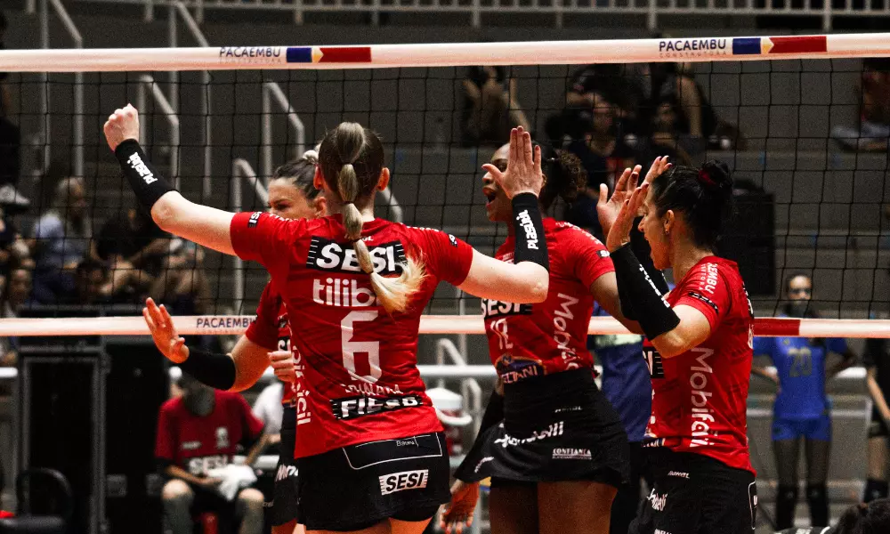 Jogadoras do Sesi Bauru comemoram vitória sobre o Olympic no Sul-Americano