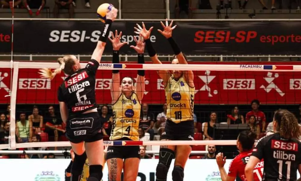 Edinara, do Sesi Bauru, ataca contra o bloqueio do Praia Clube em jogo da Superliga