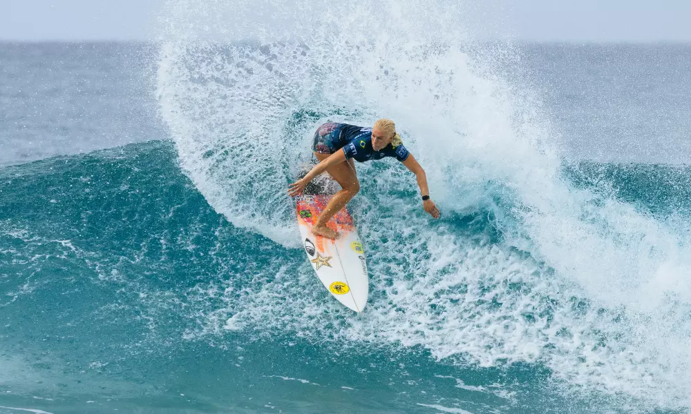 Tatiana Weston-Webb compete na etapa de Pipeline da Liga Mundial de Surfe WSL