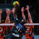 Abouba, do Tours, atacando contra bloqueio triplo do Berlin na Champions League de vôlei masculino