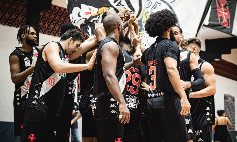 Jogadores do Vasco comemoram vitória sobre o Botafogo no NBB
