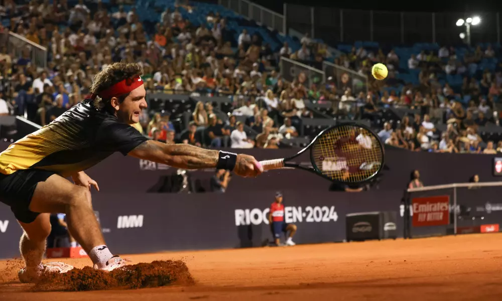 Thiago Wild desliza no saibro para atacar bola no Rio Open. Ele jogou no ATP 250 de Santiago