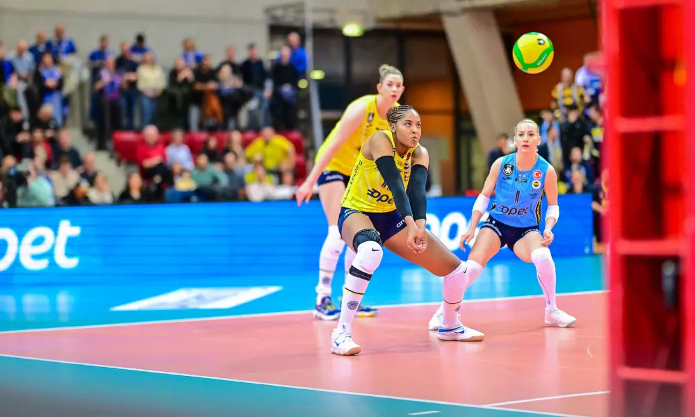 Ana Cristina em jogo do Fenerbahce na Liga Turca de vôlei