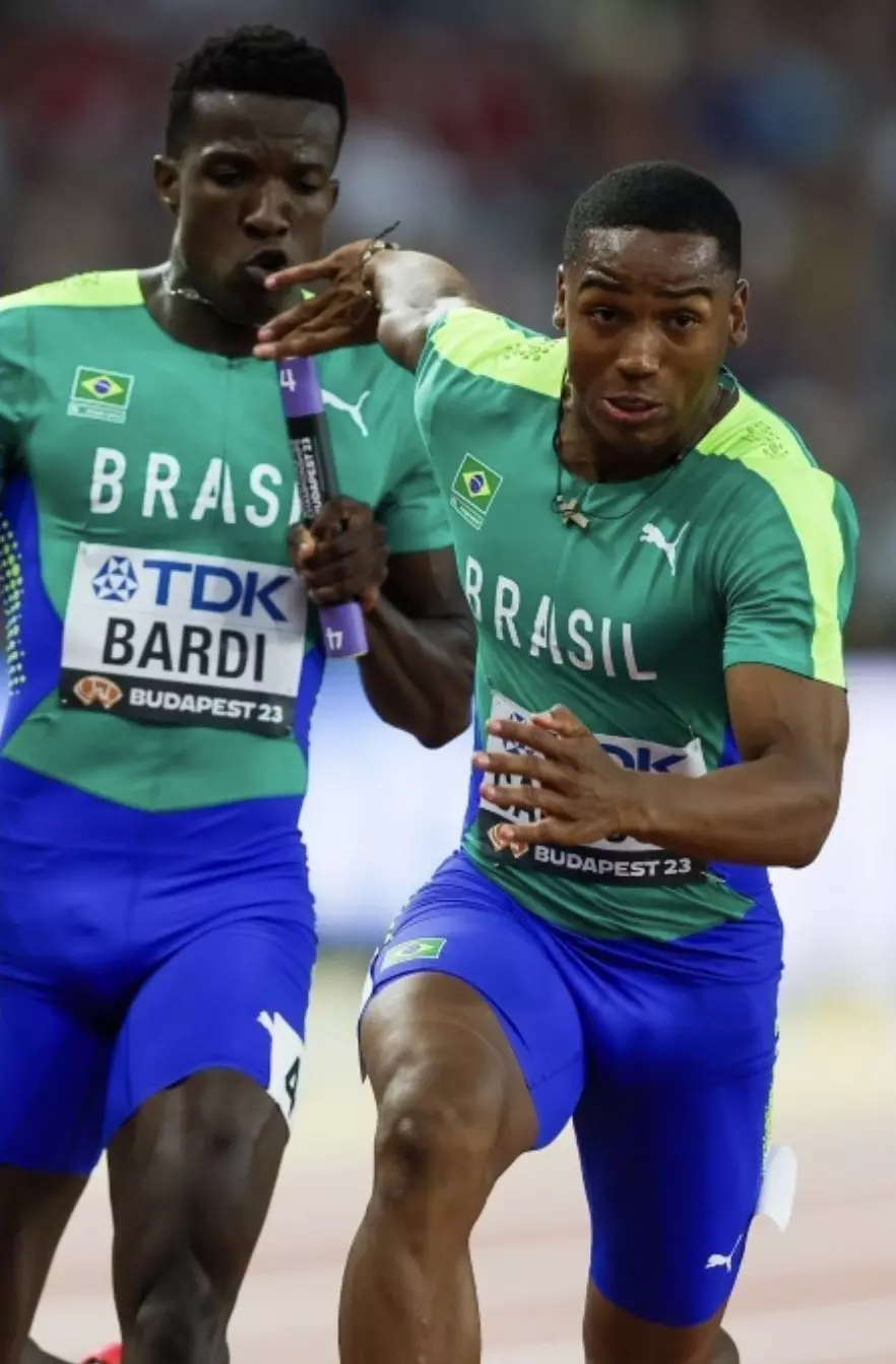 Erick Cardoso e Felipe Bardi em troca de bastão durante revezamento no Mundial de atletismo 