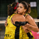 Agatha e Rebecca se abraçam após avançarem no Elite 16 de Doha de vôlei de praia