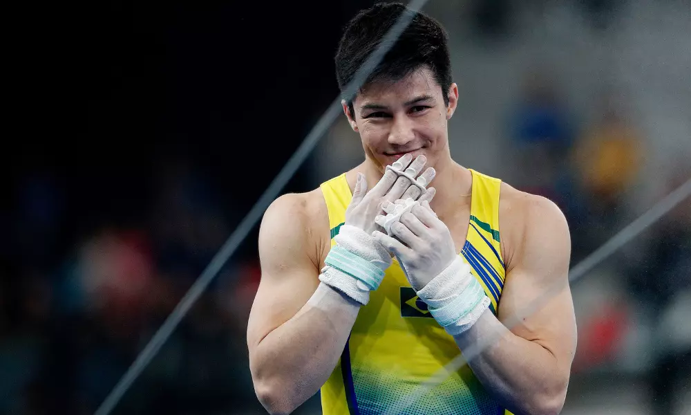 Arthur Nory sorri após apresentação na barra fixa na Copa do Mundo de Baku