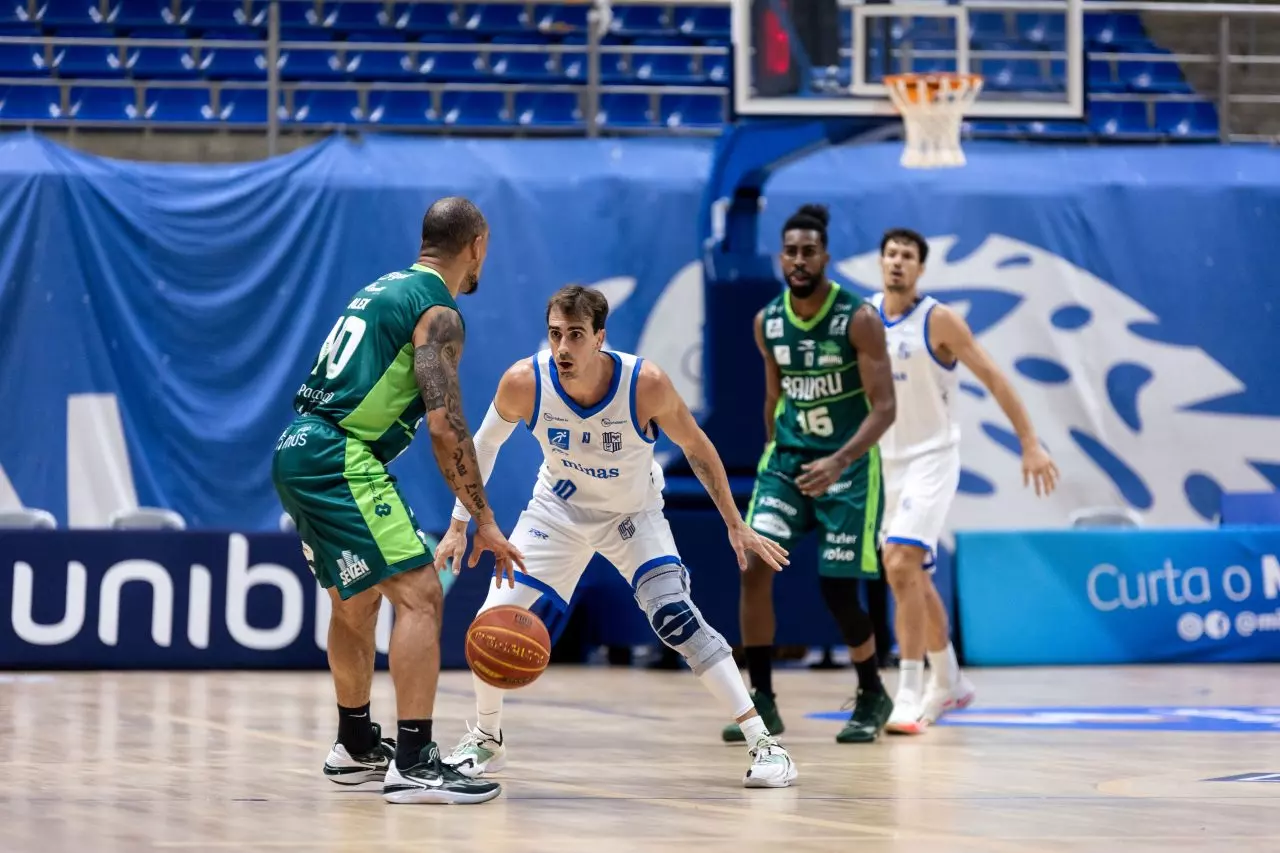 Na imagem, momento da partida de ida entre Bauru e Minas pelo Novo Basquete Brasil (NBB 23/24)