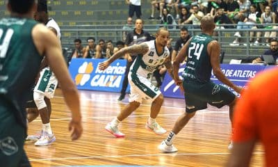 Na imagem, Alex Garcia, do Bauru, armando uma jogada.