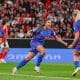 Na imagem, jogadoras do Lyon comemorando o gol da virada contra o Benfica.