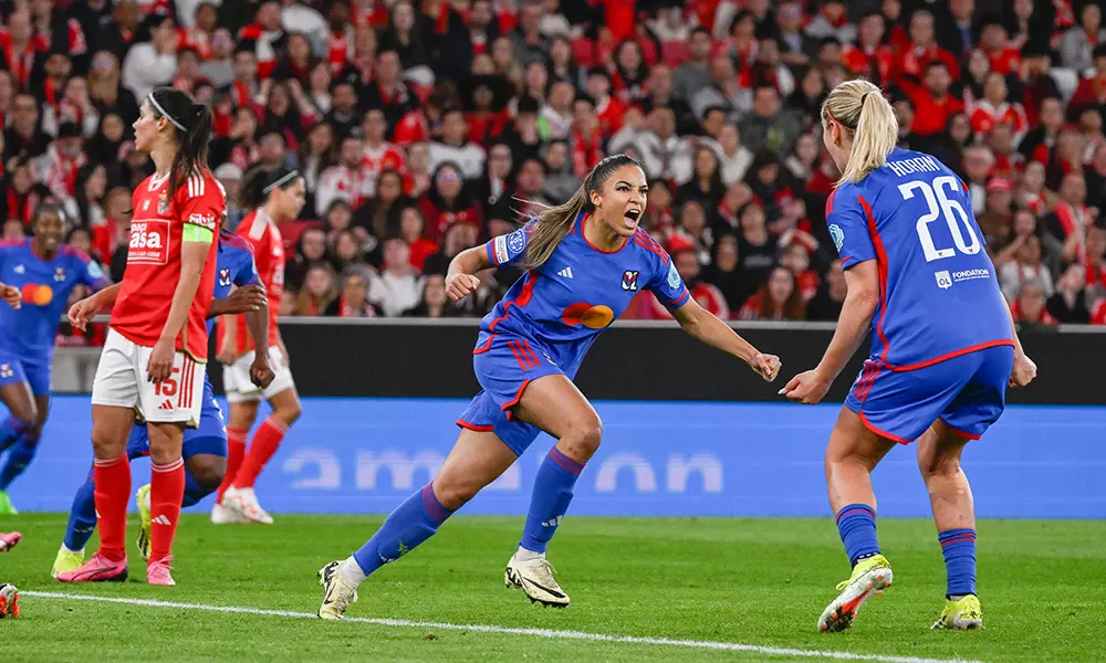 Na imagem, jogadoras do Lyon comemorando o gol da virada contra o Benfica.