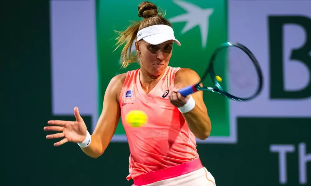 Bia Haddad rebate bola em Indian Wells; ela e Luisa Stefani avnaçaram e Marcelo Melo perdeu