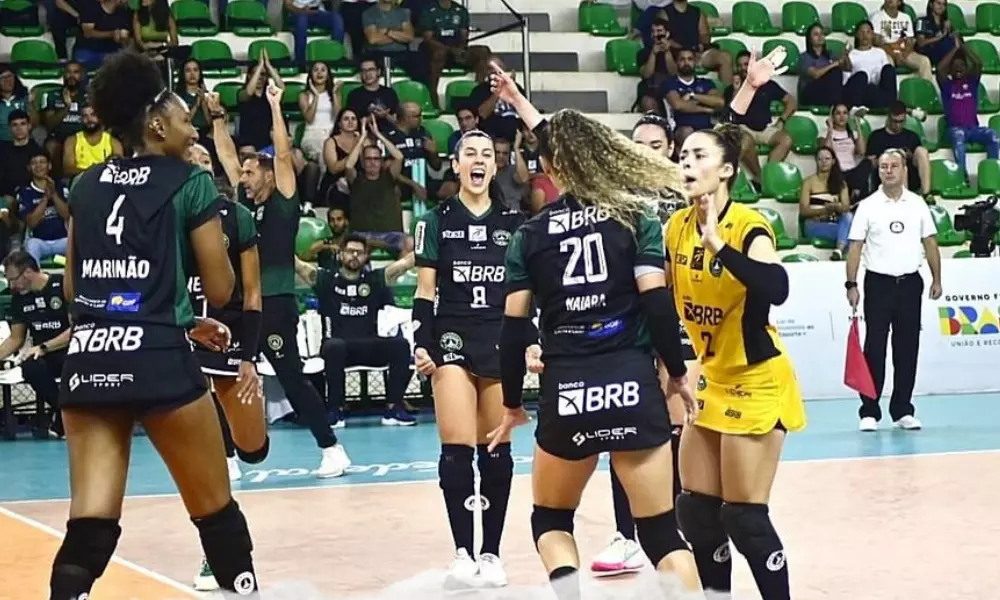 Jogadoras do Brasília comemoram vitória diante do Sesi Bauru na Superliga de vôlei feminino