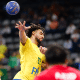 Bryan Monte dá passe em jogo Brasil x Bahrein pelo Pré-Olímpico de handebol masculino