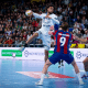 Bryan Monte durante arremate para o gol em partida contra o Barcelona na Champions League de handebol masculino