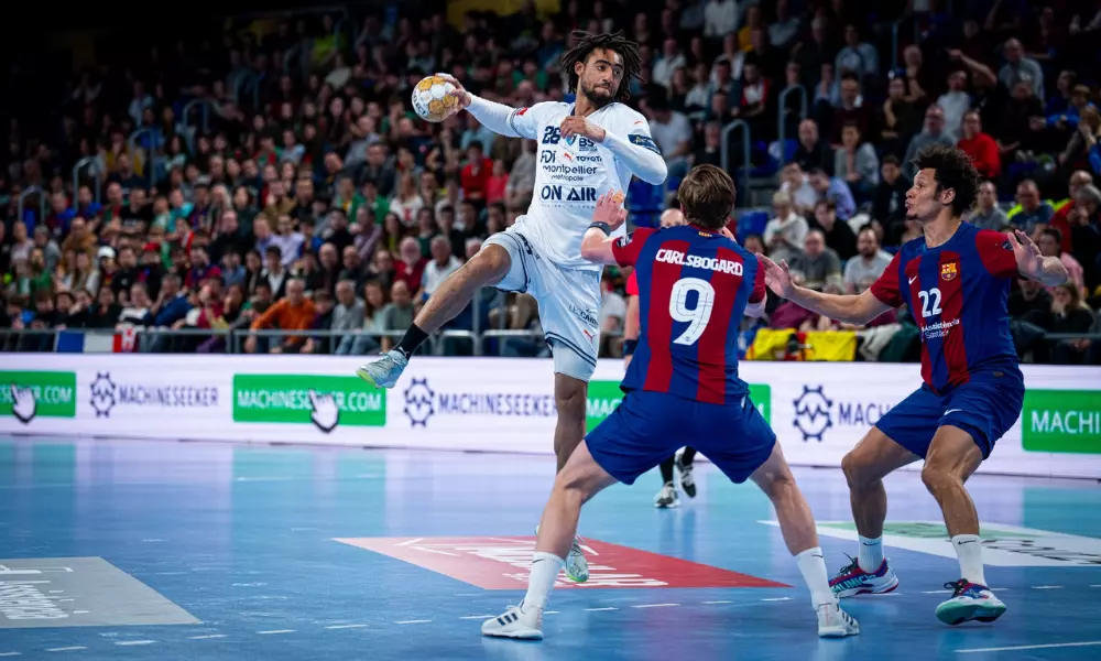 Bryan Monte durante arremate para o gol em partida contra o Barcelona na Champions League de handebol masculino