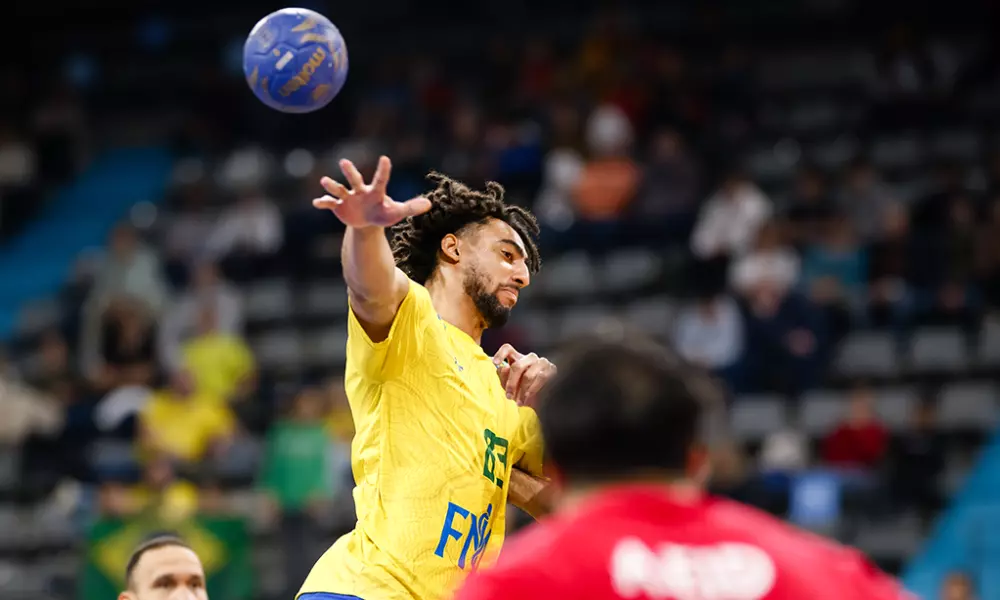 Bryan Monte dá passe em jogo Brasil x Bahrein pelo Pré-Olímpico de handebol masculino