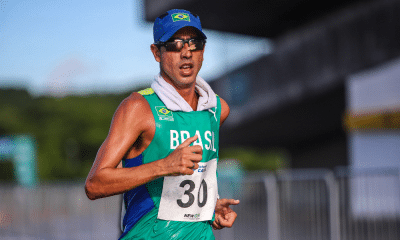 Caio Bonfim de boné e óculos no Sul-Americano de marcha atlética do Pernambuco