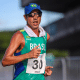 Caio Bonfim de boné e óculos no Sul-Americano de marcha atlética do Pernambuco