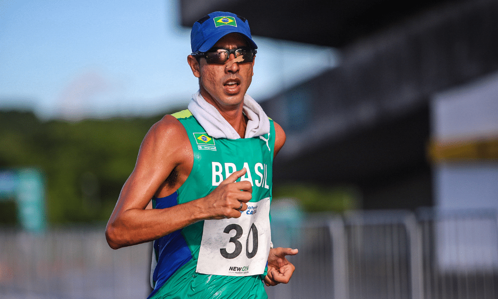 Caio Bonfim de boné e óculos no Sul-Americano de marcha atlética do Pernambuco