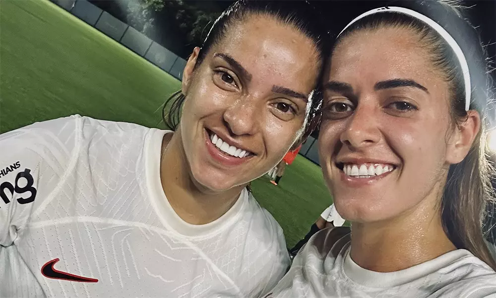 Na imagem, jogadoras do Corinthians na selfie da vitória contra o Grêmio.