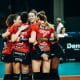 Equipe do Sesi Bauru em ação no confronto contra o Praia Clube pelas quartas da Superliga Feminina (Eliezer Esportes/Praia Clube)