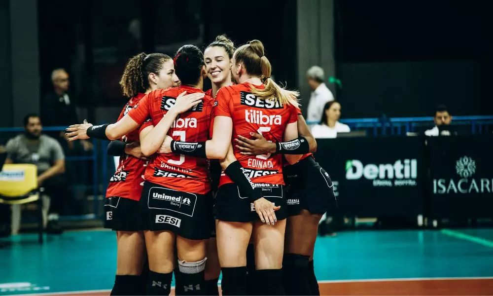 Equipe do Sesi Bauru em ação no confronto contra o Praia Clube pelas quartas da Superliga Feminina (Eliezer Esportes/Praia Clube)