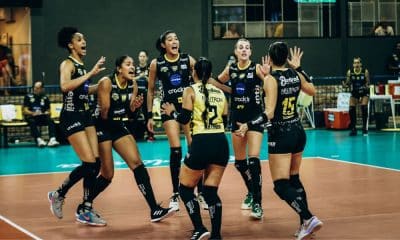 Equipe do Praia Clube no jogo contra o Sesi Bauru pelas quartas da Superliga Feminina (Eliezer Esportes/Praia Clube)