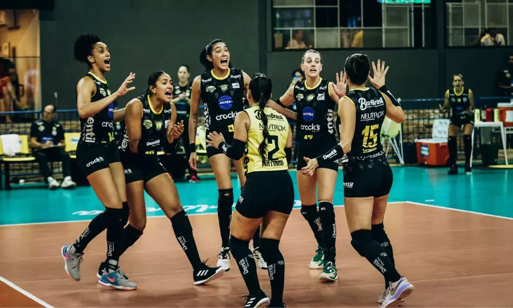Equipe do Praia Clube no jogo contra o Sesi Bauru pelas quartas da Superliga Feminina (Eliezer Esportes/Praia Clube)