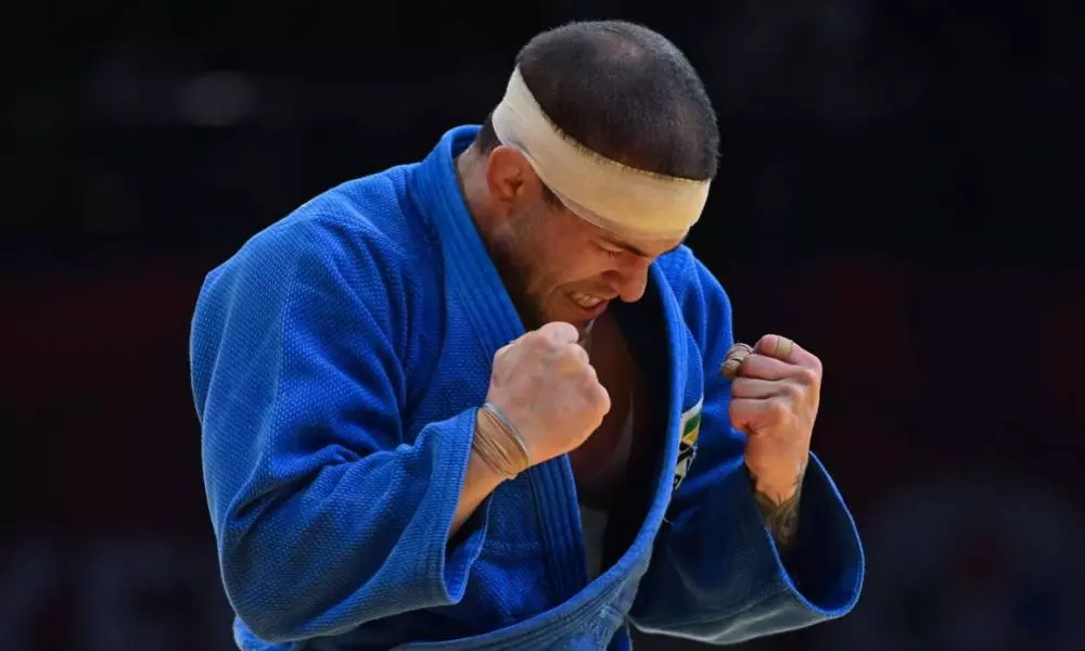 Brasileiro Willian Lima comemorando vitória no Grand Slam de Tashkent, no Uzbequistão (Tamara Kulumbegashvili/IJF)