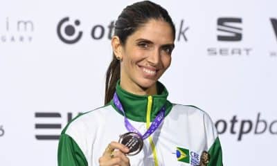 Nathalie Moellhausen posando com a medalha de bronze do Grand Prix de Budapeste (Foto: Eva Pavía)
