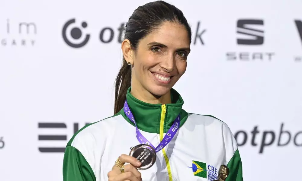 Nathalie Moellhausen posando com a medalha de bronze do Grand Prix de Budapeste (Foto: Eva Pavía)