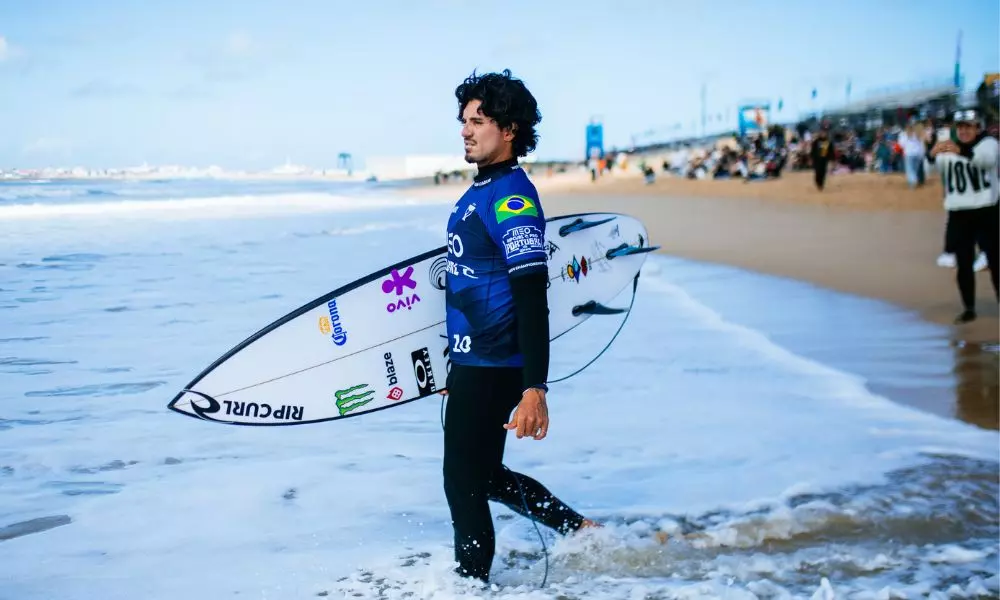 Gabriel Medina entrando na água na etapa de Peniche do Circuito Mundial (Thiago Diz/World Surf League)