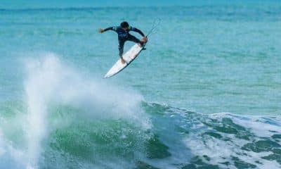Gabriel Medina voando na etapa de Peniche do Circuito Mundial (Damien Poullenot/World Surf League)