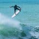 Gabriel Medina voando na etapa de Peniche do Circuito Mundial (Damien Poullenot/World Surf League)